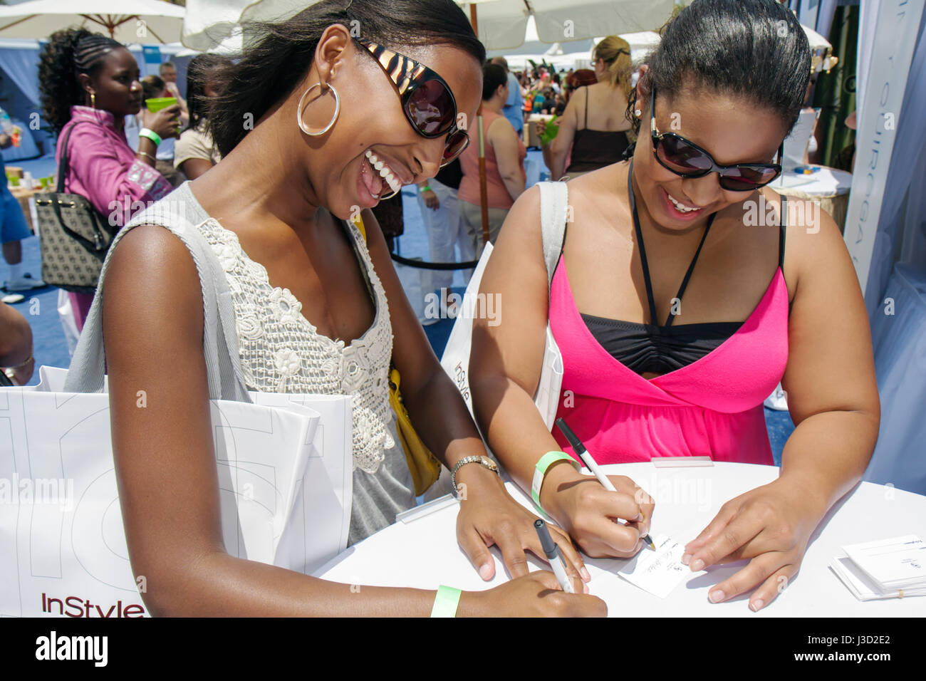 Miami Beach, Florida, innen, InStyle, Frauen, Frauen, Männermagazinverleger, Wohltätigkeitsveranstaltung, Fundraiser, Modetrends, Shopping Shopper Shopper Stockfoto