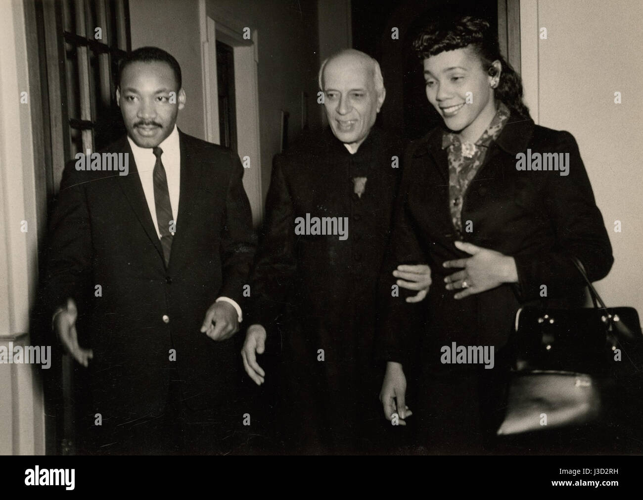 Dieses Foto zeigt Dr. Martin Luther King Jr. mit seiner Frau Coretta Scott King (CSK), zusammen mit dem ersten indischen Premierminister Jawaharlal Nehru, was die starken Bande zwischen der Bürgerrechtsbewegung und globalen Führern in den 1960er Jahren symbolisiert Stockfoto