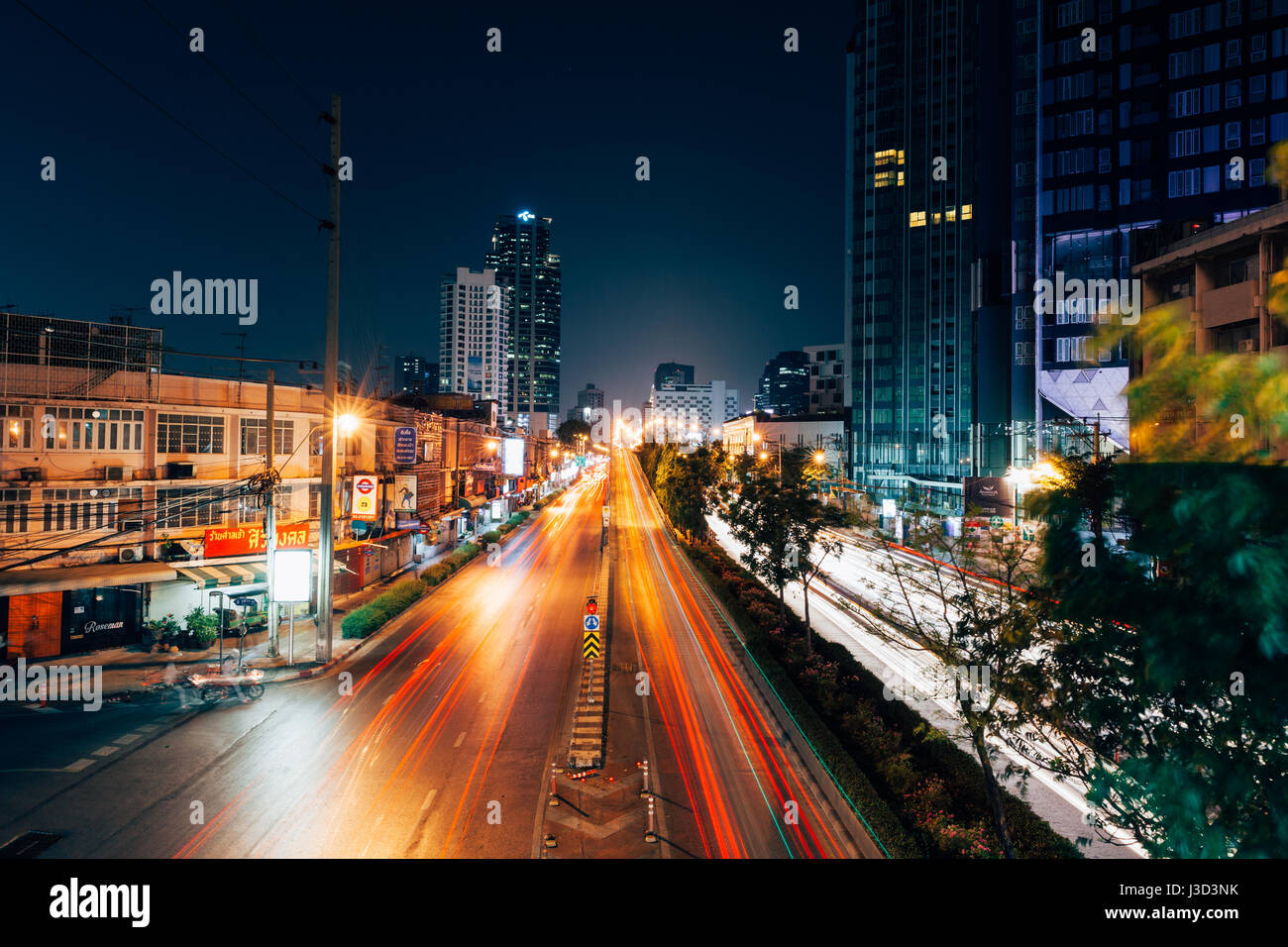 BANGKOK, THAILAND - 25 APRIL: Die Ampel-Trails auf der Straße von Bangkok in der Nacht vom 25. April 2016 in Bangkok, Thailand. Stockfoto