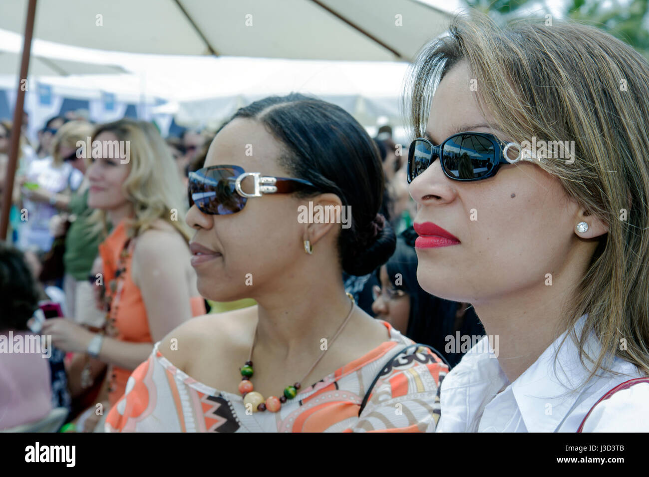 Miami Beach, Florida, innen, InStyle, Frauen, Frauen, Männer Magazin Verlag Wohltätigkeitsveranstaltung, Fundraiser, Modenschau, Start- und Landebahn, Trends, Shopping Shop Stockfoto