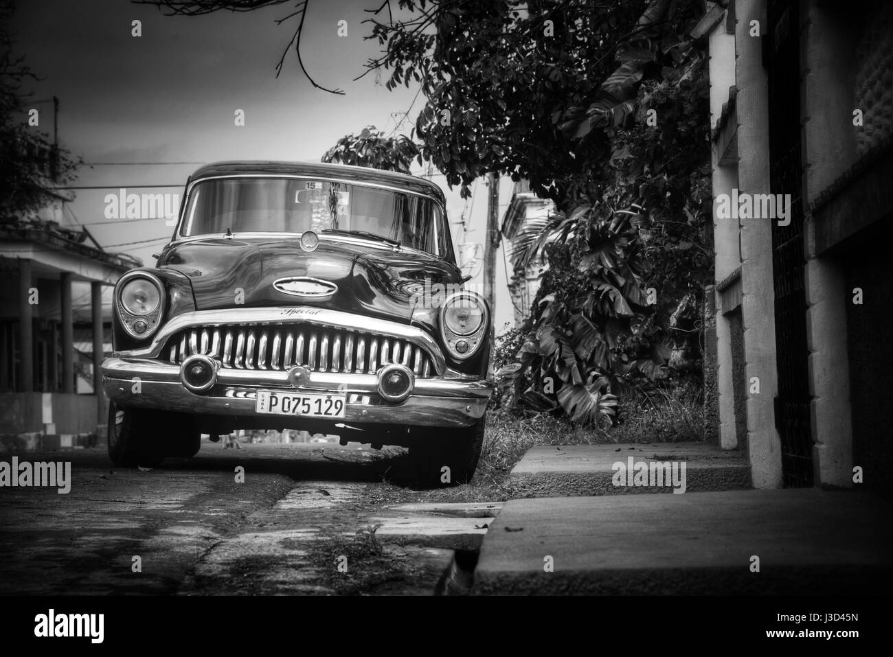 Amerikanische Oldtimer in verschiedenen Erhaltungszuständen sind die einzige Option für viele Kubaner auf den Straßen von Hemingways Cojimar, Havanna, Kuba Stockfoto