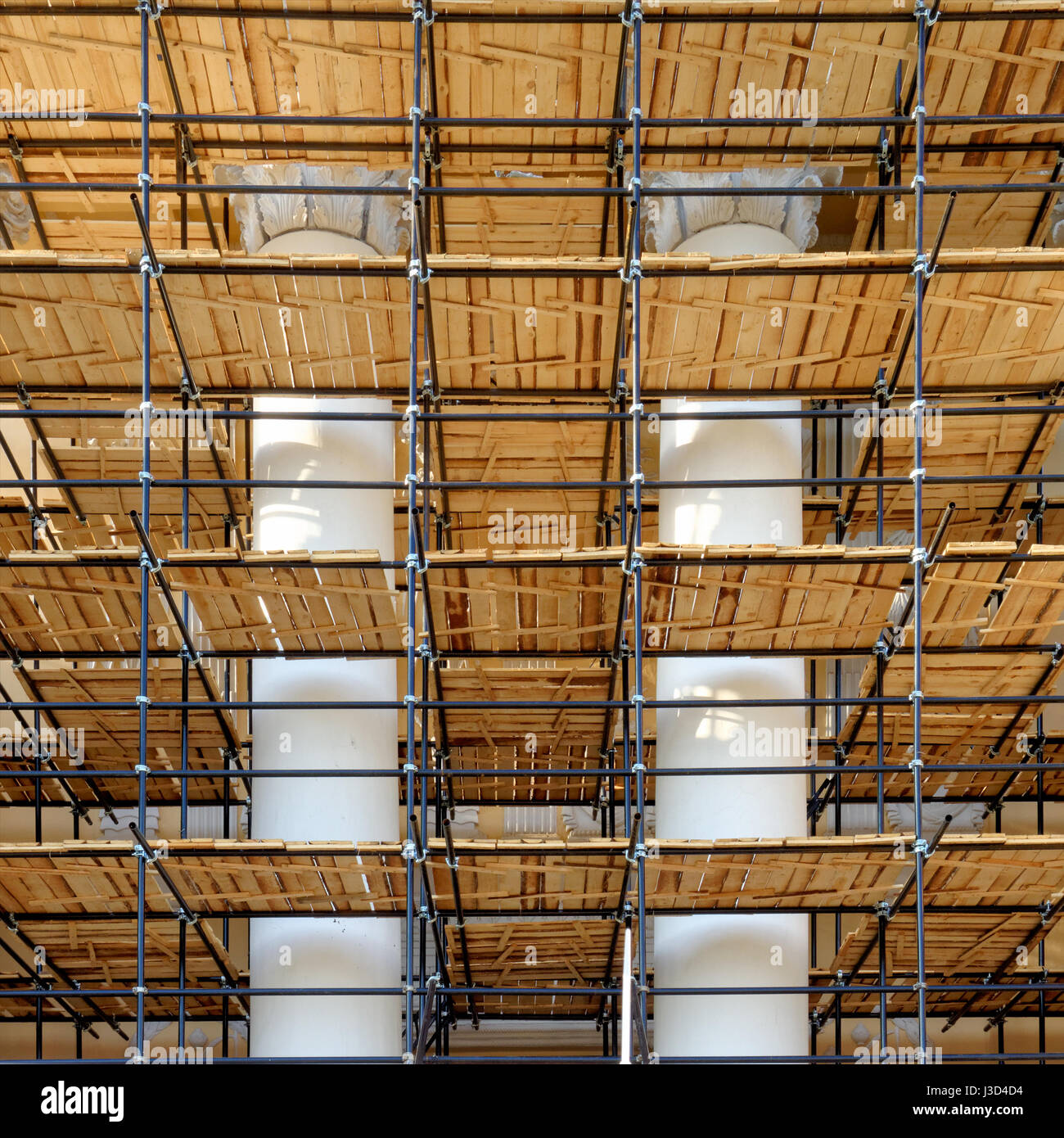 Hintergründe und Texturen: Gerüste um alte Gebäude, Restaurierungsarbeiten im Gange Stockfoto