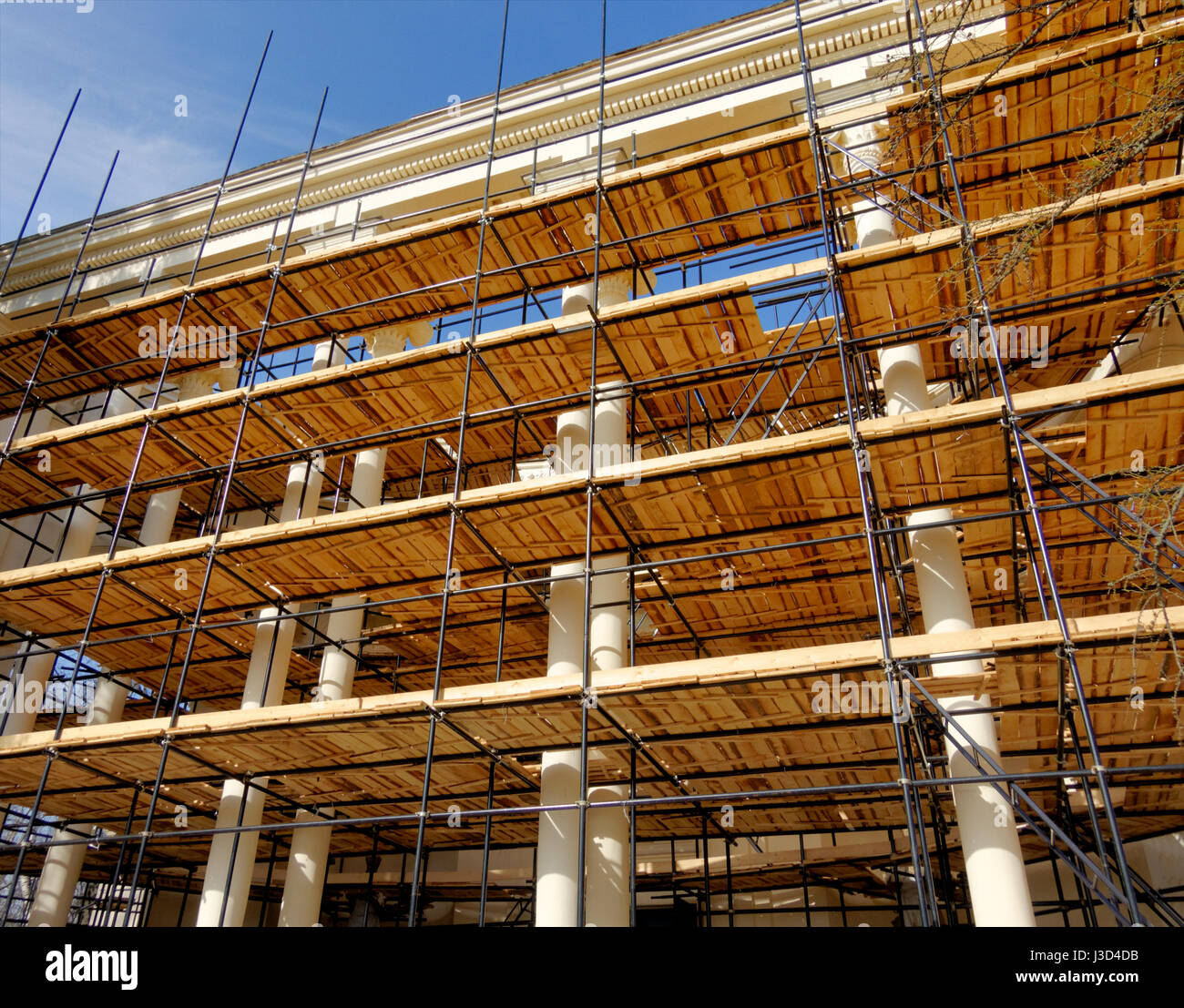Hintergründe und Texturen: Gerüste um alte Gebäude, Restaurierungsarbeiten im Gange Stockfoto