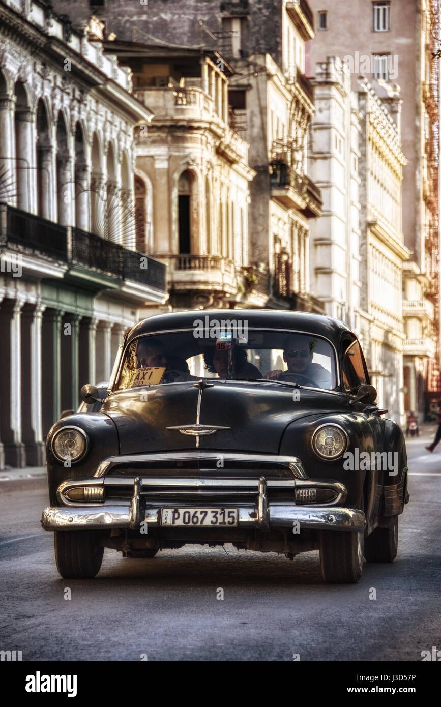 Amerikanische Oldtimer in Havanna, Kuba, einschließlich der Welt berühmten Malecon, wo sie häufig wegen der Beschränkungen seit dem kalten Krieg sind Stockfoto