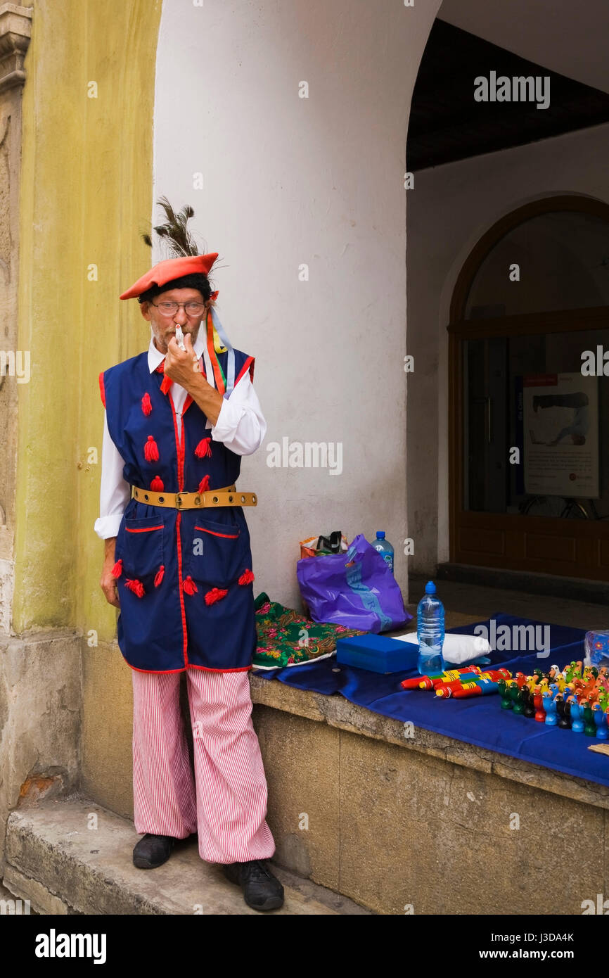 Pfeifen Anbieter in einem bunten Kostüm seine Waren verkaufen auf einer Straße in Krakau, Polen, Europa. Stockfoto