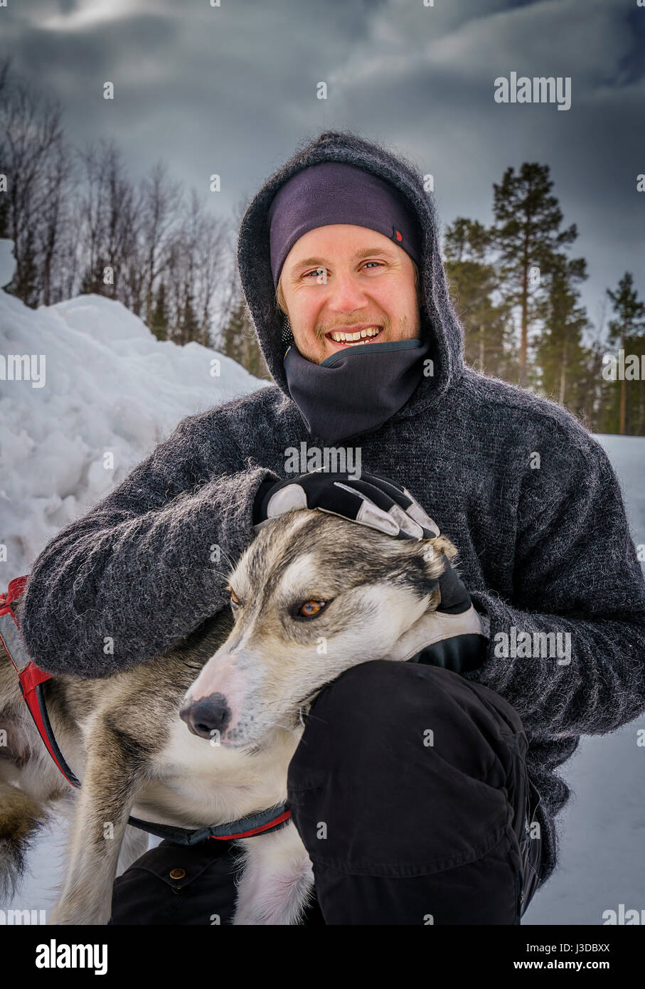 Mann mit Husky, einen Schlittenhund, Schwedisch-Lappland, Schweden Stockfoto