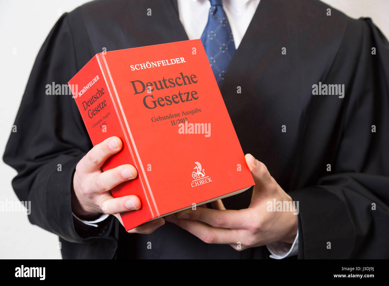 Rechtsanwalt mit Gesetzbuch Stockfoto