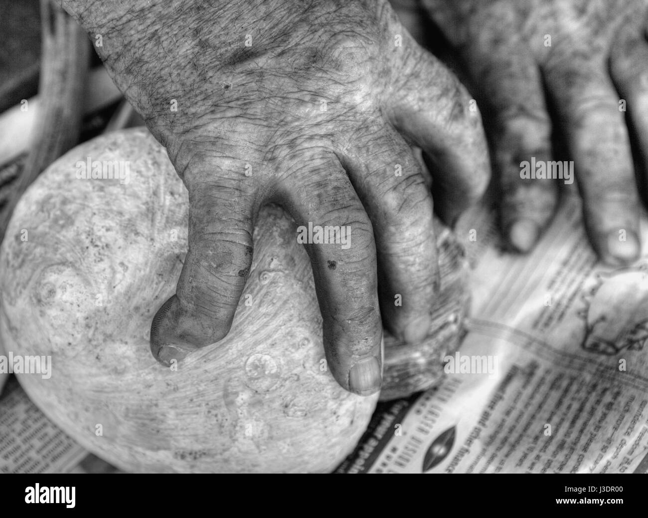 Die abgemagerten Hand eines alten Mannes in der Wüste von Western Australia Stockfoto