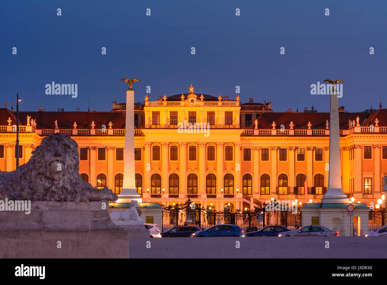 Schloss Schönbrunn Palace Schloss von außen Haupteingang Stein Löwe, Wien, Wien, 13. Hietzing, Wien, Österreich Stockfoto