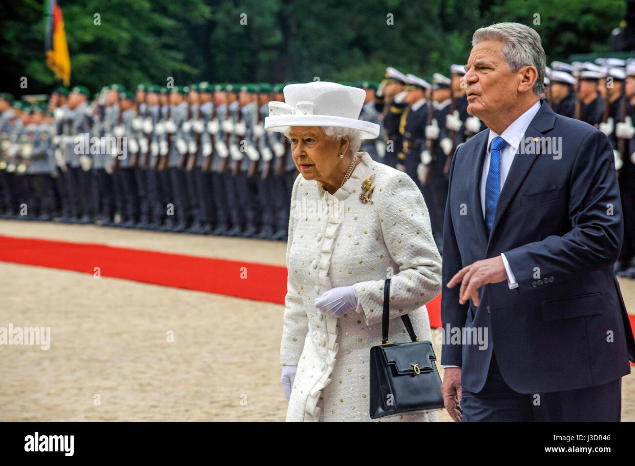 Elizabeth II. und Gauck Stockfoto