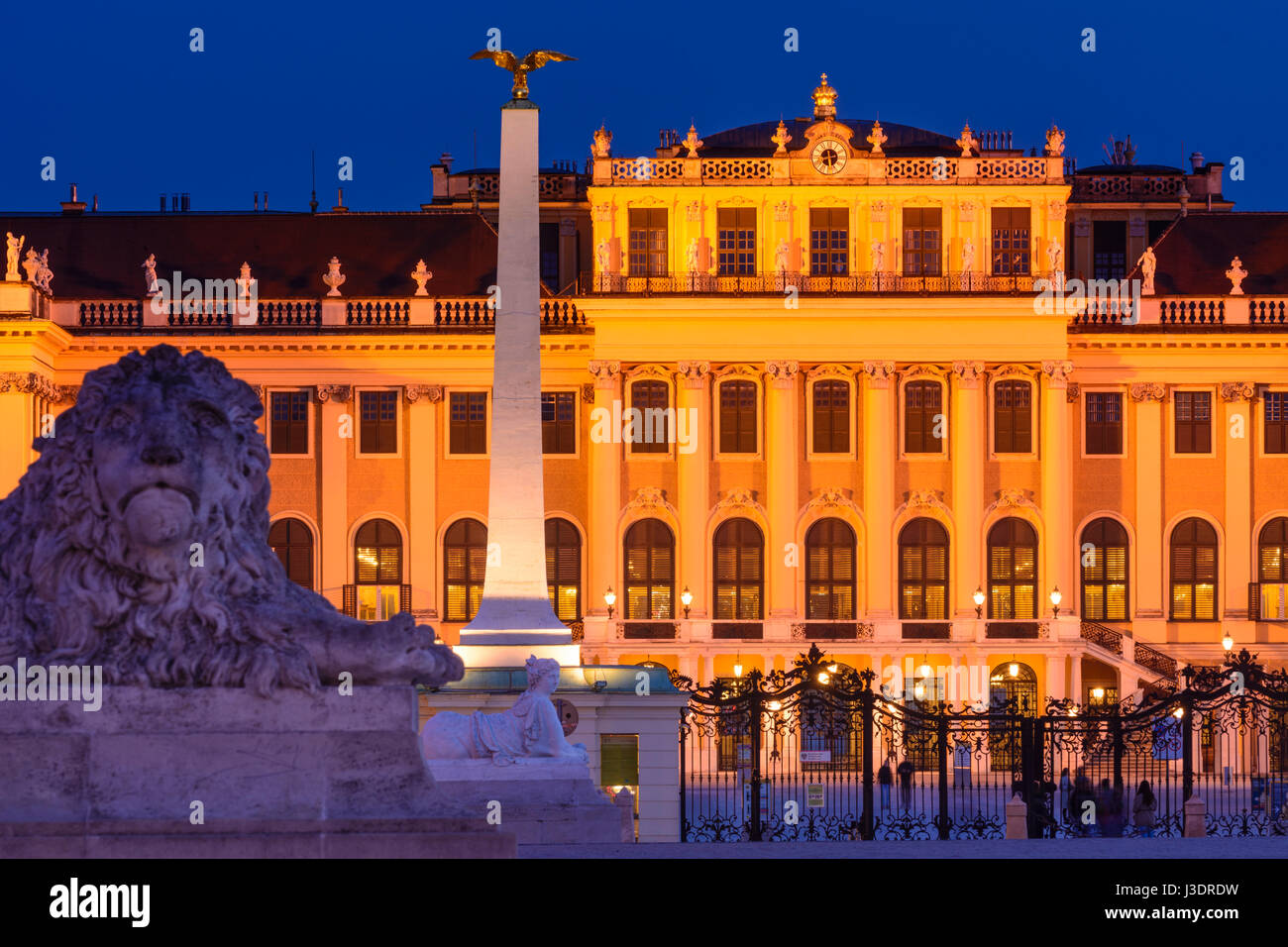 Schloss Schönbrunn Palace Schloss von außen Haupteingang Stein Löwe, Wien, Wien, 13. Hietzing, Wien, Österreich Stockfoto