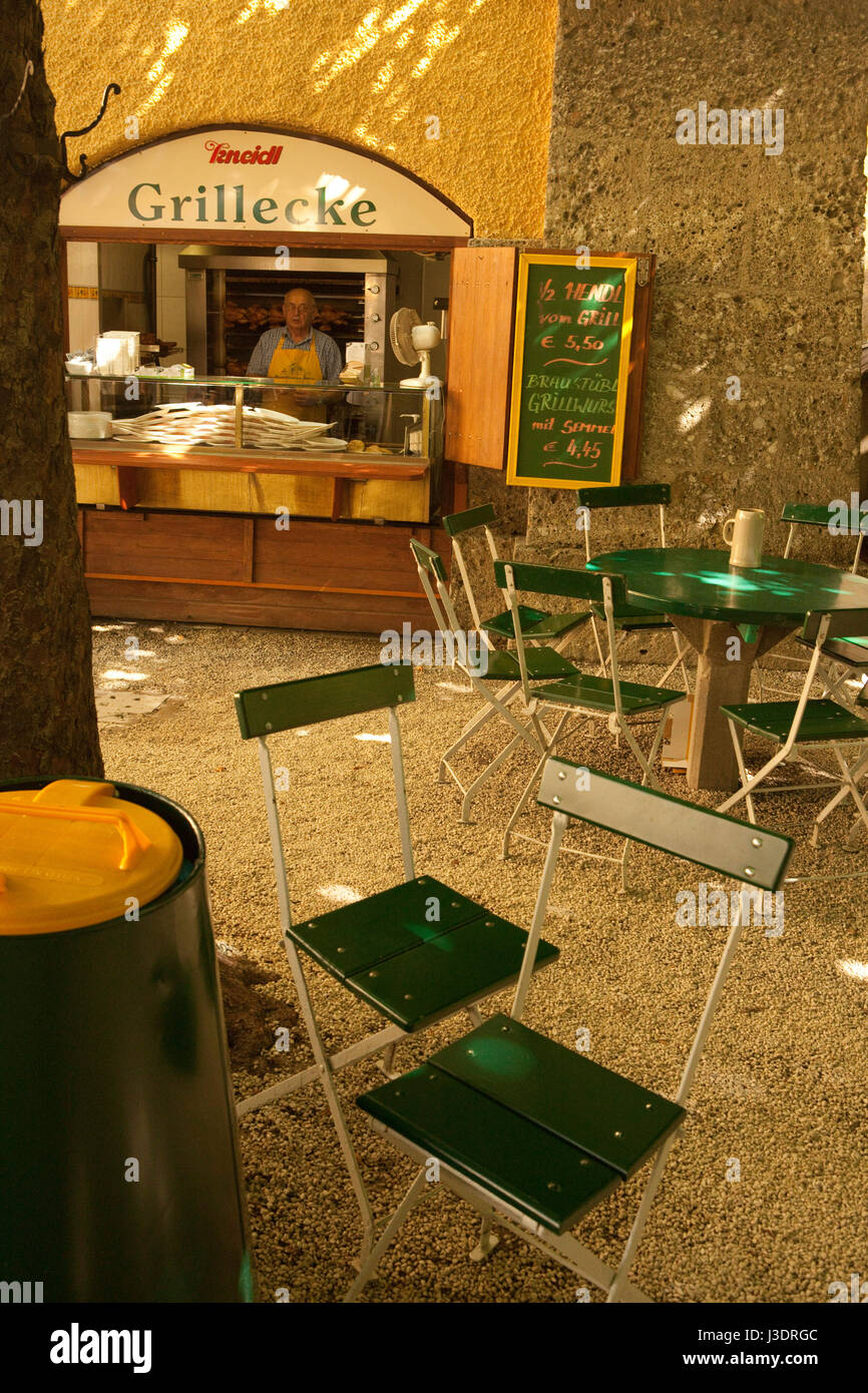 Umsatz Im Augustiner Biergarten In Salzburg Osterreich Stockfotografie Alamy