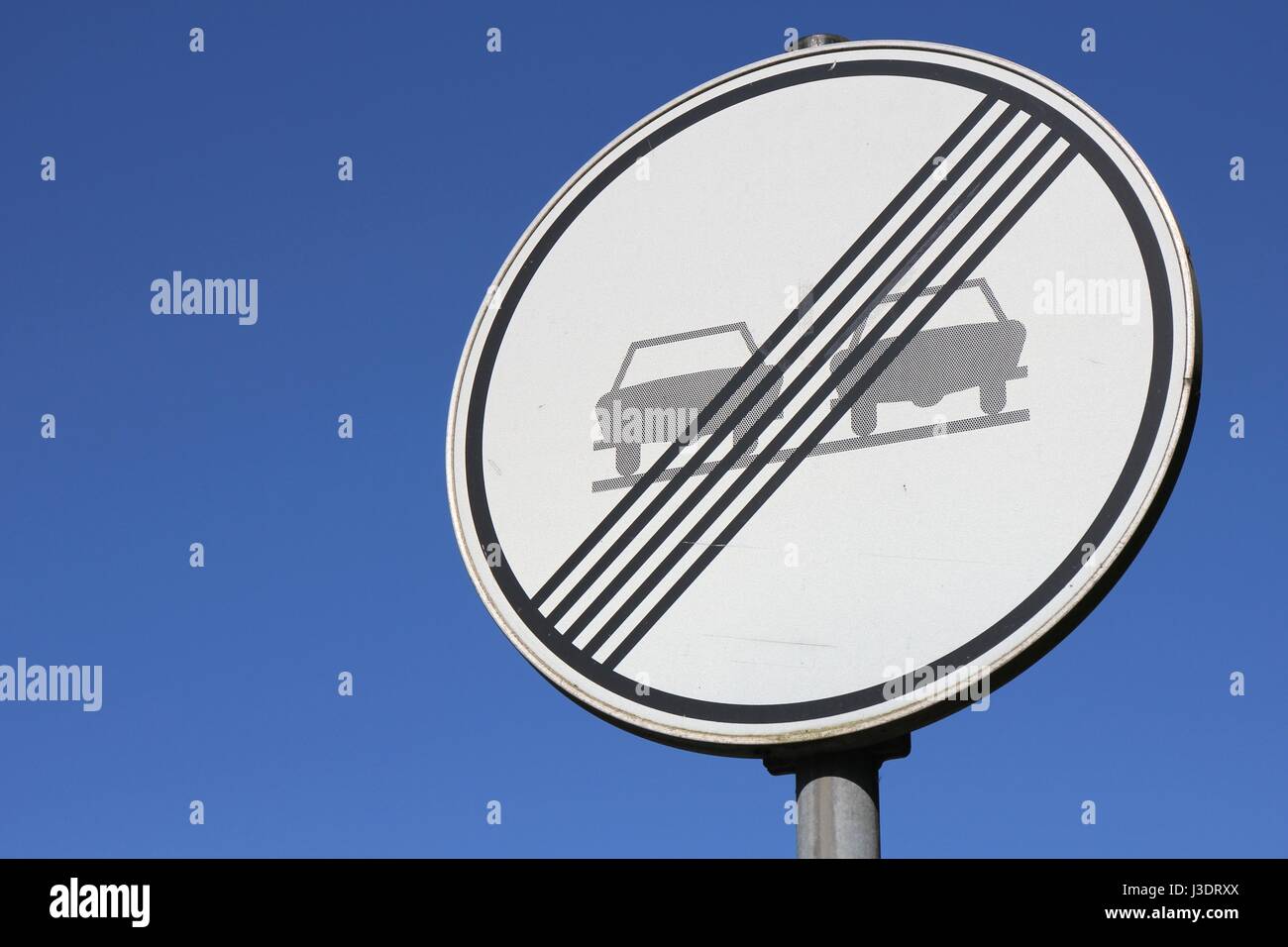 Deutsche Verkehrszeichen: Ende kein überholen Stockfoto