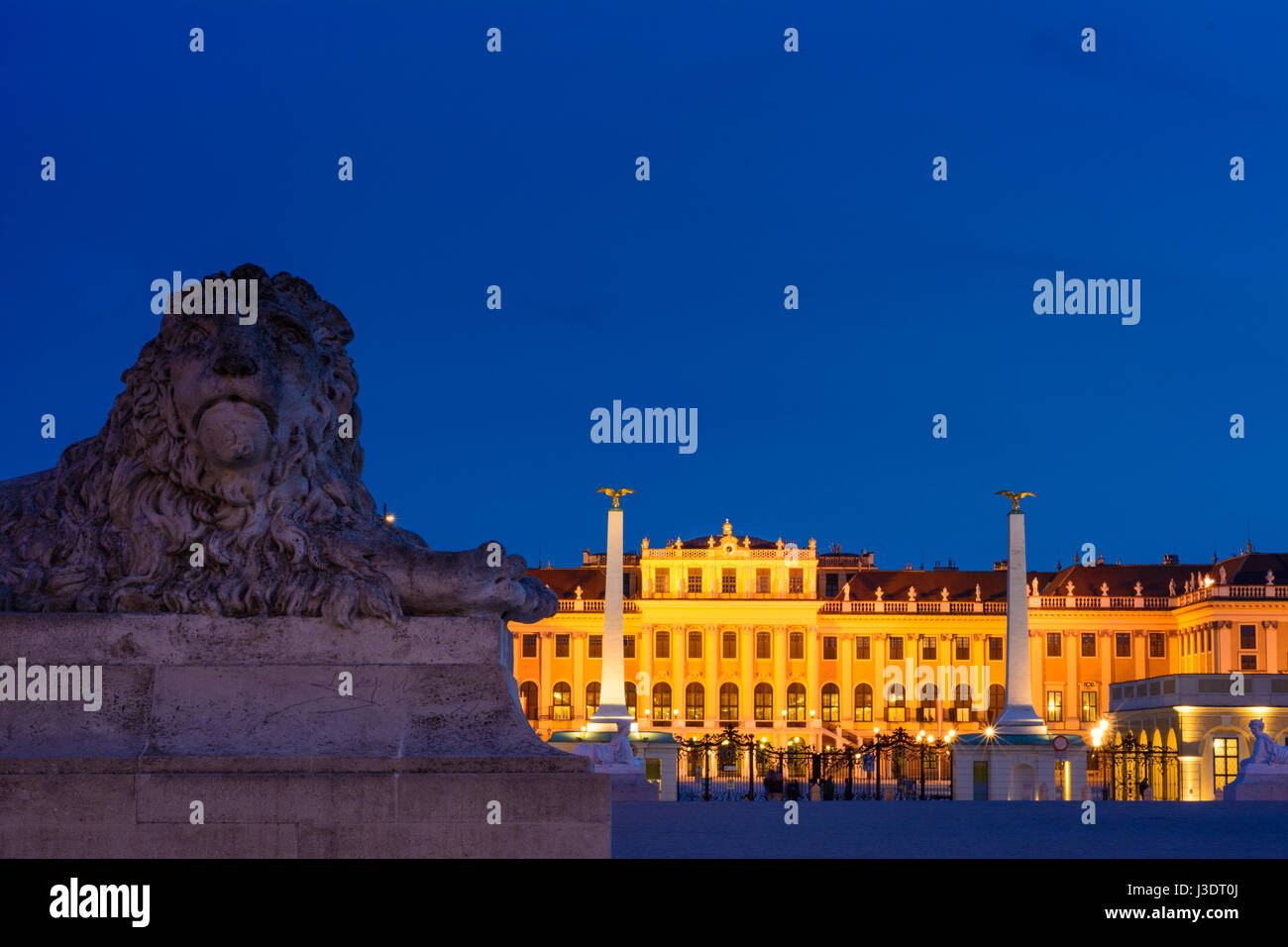 Schloss Schönbrunn Palace Schloss von außen Haupteingang Stein Löwe, Wien, Wien, 13. Hietzing, Wien, Österreich Stockfoto