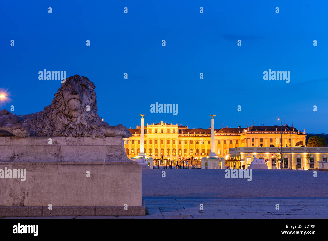 Schloss Schönbrunn Palace Schloss von außen Haupteingang Stein Löwe, Wien, Wien, 13. Hietzing, Wien, Österreich Stockfoto