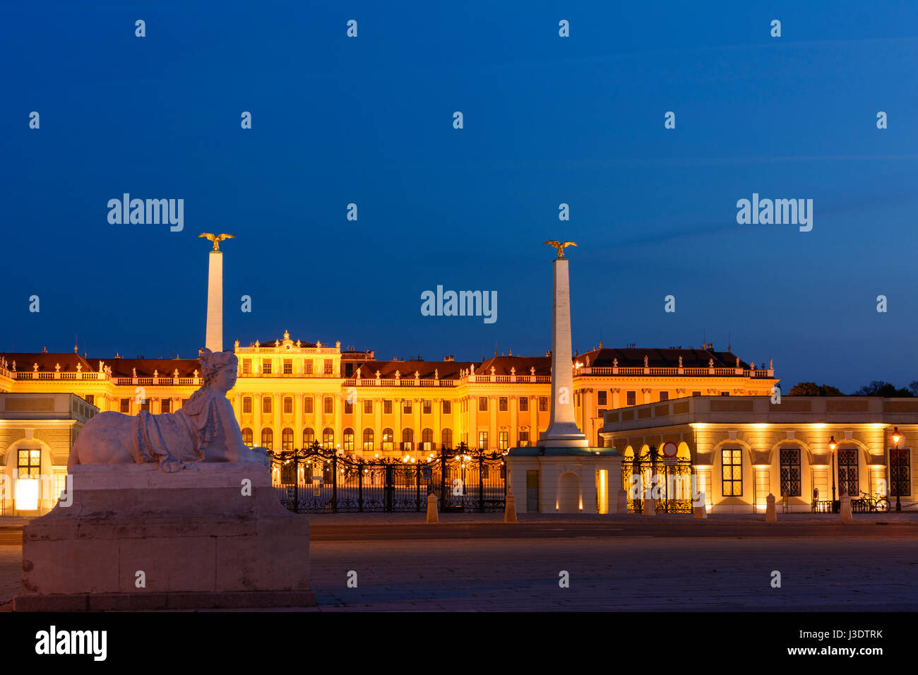 Schloss Schönbrunn Palace Schloss von außen Haupteingang, Sphinx, Wien, Wien, 13. Hietzing, Wien, Österreich Stockfoto