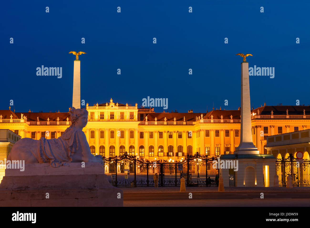 Schloss Schönbrunn Palace Schloss von außen Haupteingang, Sphinx, Wien, Wien, 13. Hietzing, Wien, Österreich Stockfoto