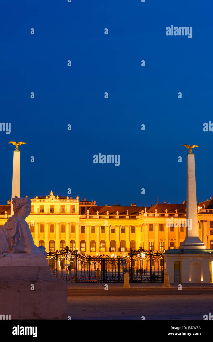 Schloss Schönbrunn Palace Schloss von außen Haupteingang, Sphinx, Wien, Wien, 13. Hietzing, Wien, Österreich Stockfoto