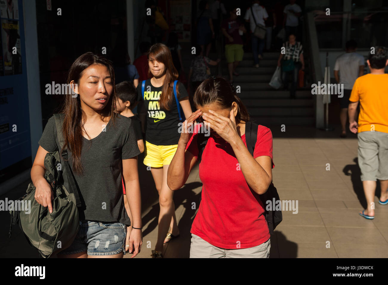 Singapur, Republik Singapur, 2016, Passanten in Ang Mo Kio Stockfoto