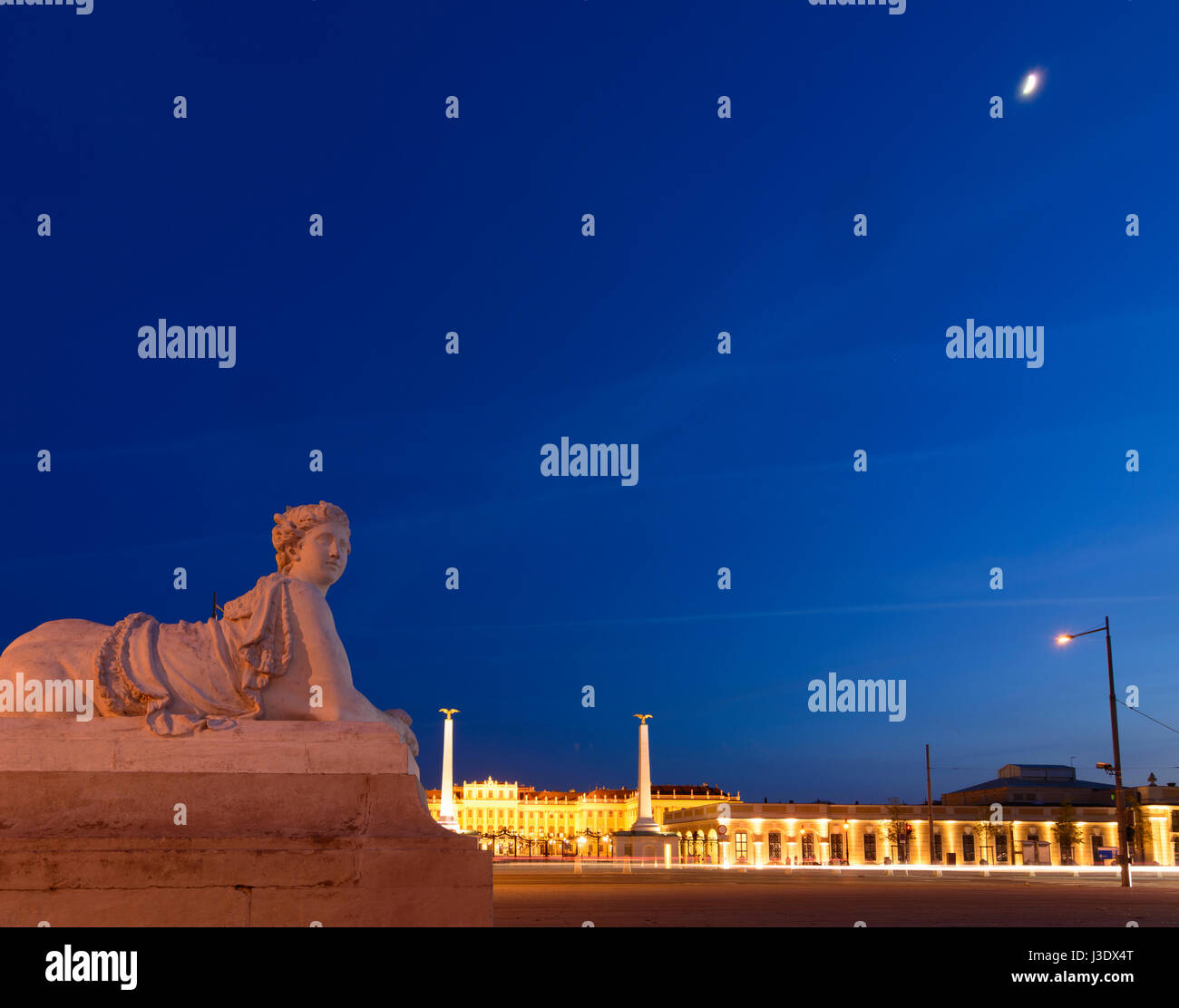 Schloss Schönbrunn Palace Schloss von außen Haupteingang, Sphinx, Wien, Wien, 13. Hietzing, Wien, Österreich Stockfoto