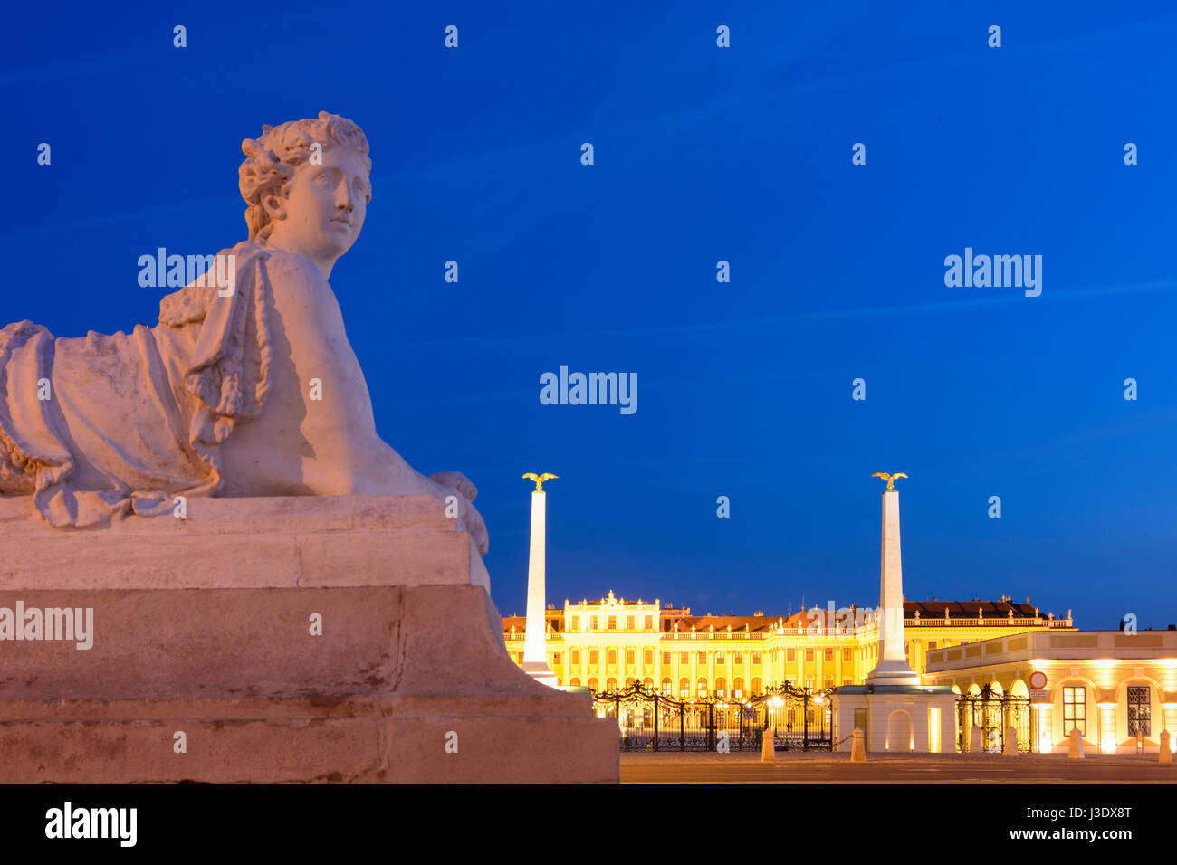 Schloss Schönbrunn Palace Schloss von außen Haupteingang, Sphinx, Wien, Wien, 13. Hietzing, Wien, Österreich Stockfoto