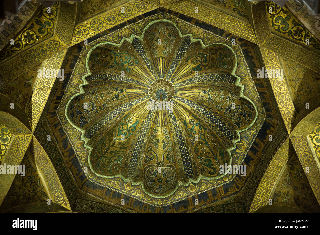 Maurische Mosaik Kuppel über dem Mihrab in der großen Moschee (Mezquita de Córdoba) in Córdoba, Andalusien, Spanien. Stockfoto