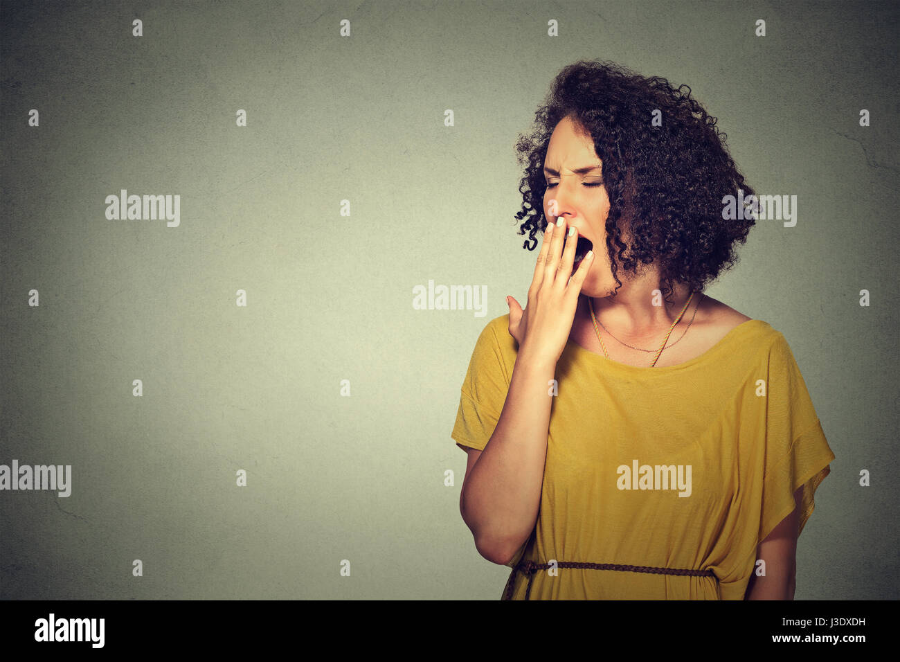 Es ist zu früh zu treffen. Closeup Portrait verschlafene junge Frau mit weit offenem Mund Gähnen Augen geschlossen gelangweilt isolierte graue Wand Hintergrund. Stockfoto