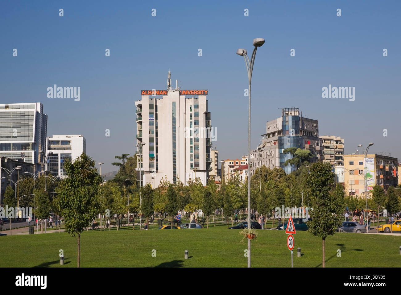 Albanische Universität und gepflegten grünen Rasen bei Skanderbeg Square, Tirana, Albanien, Osteuropa. Stockfoto