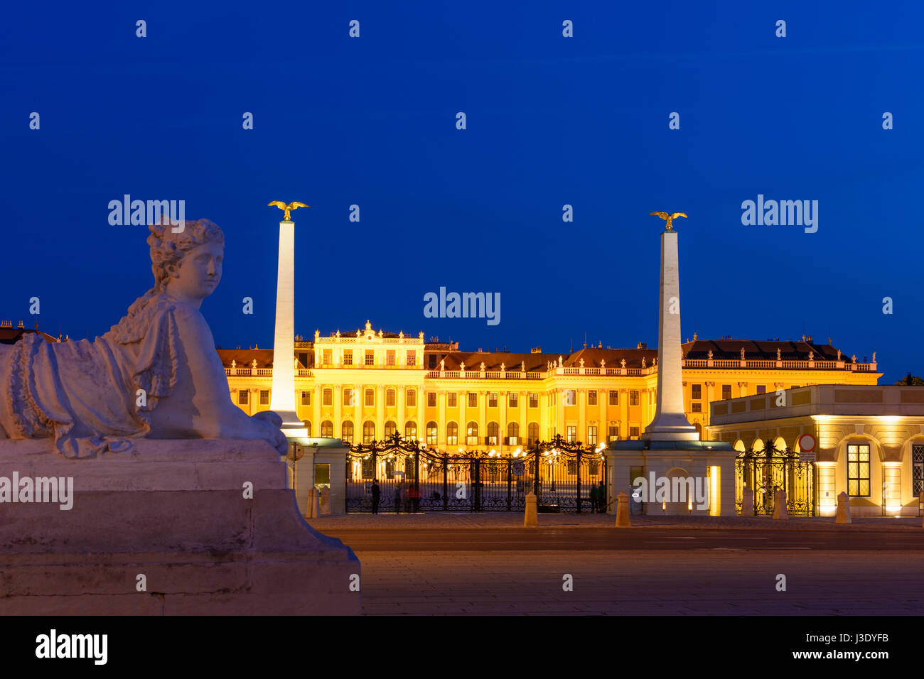 Schloss Schönbrunn Palace Schloss von außen Haupteingang, Sphinx, Wien, Wien, 13. Hietzing, Wien, Österreich Stockfoto