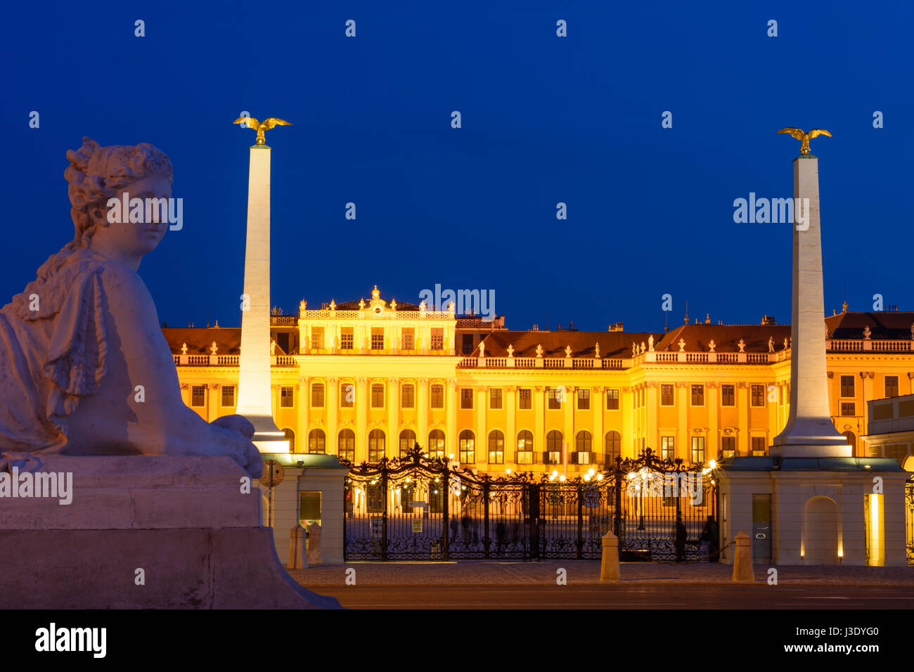 Schloss Schönbrunn Palace Schloss von außen Haupteingang, Sphinx, Wien, Wien, 13. Hietzing, Wien, Österreich Stockfoto