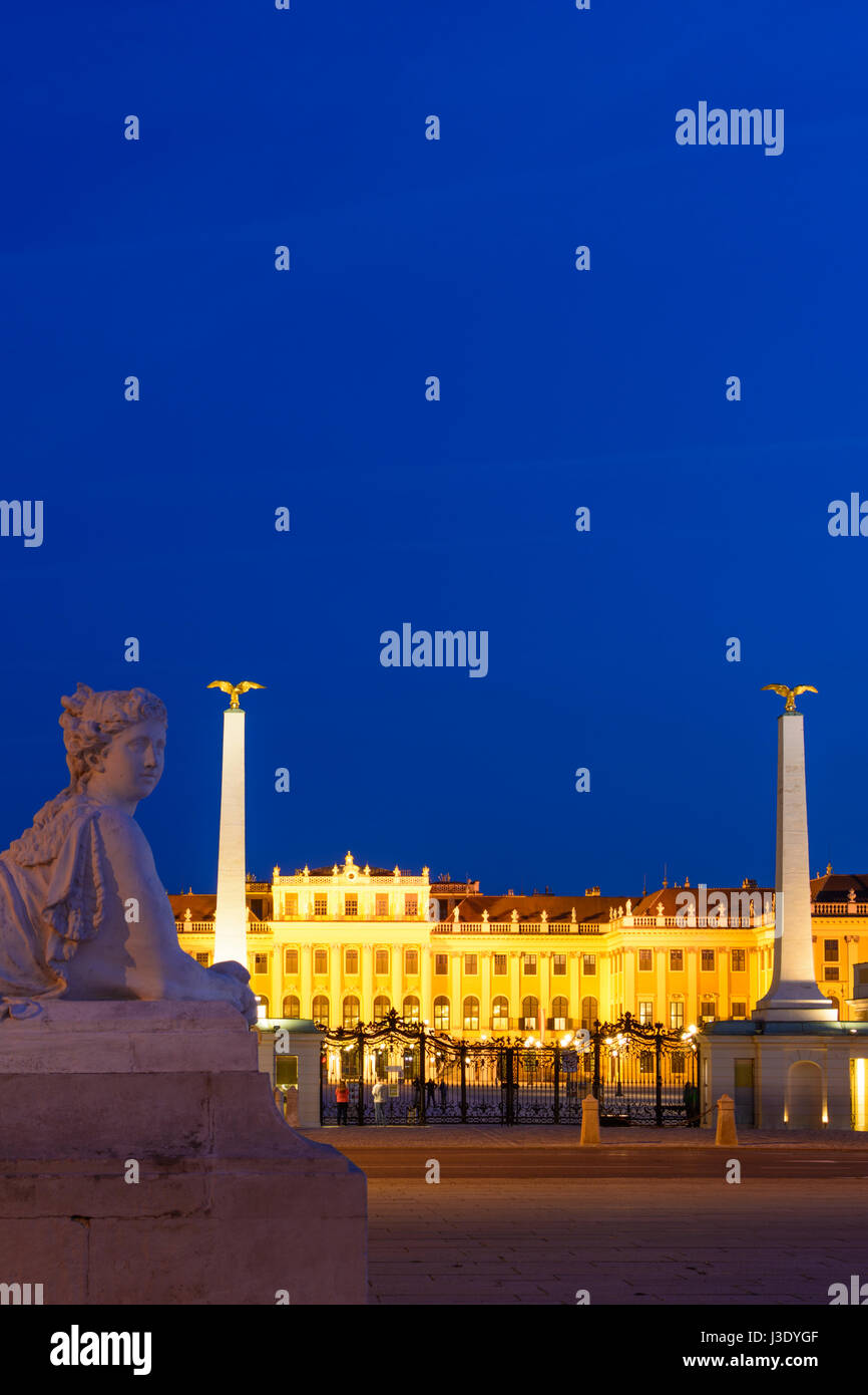 Schloss Schönbrunn Palace Schloss von außen Haupteingang, Sphinx, Wien, Wien, 13. Hietzing, Wien, Österreich Stockfoto