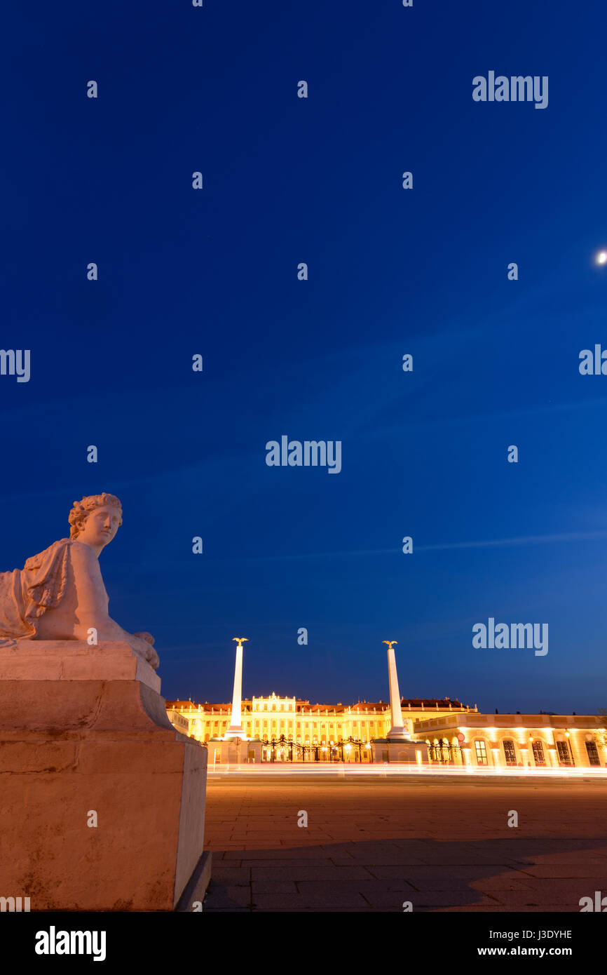 Schloss Schönbrunn Palace Schloss von außen Haupteingang, Sphinx, Wien, Wien, 13. Hietzing, Wien, Österreich Stockfoto
