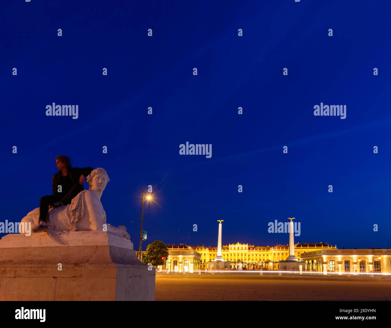 Schloss Schönbrunn Palace Schloss von außen Haupteingang Mann sitzen auf Sphinx, Wien, Wien, 13. Hietzing, Wien, Österreich Stockfoto