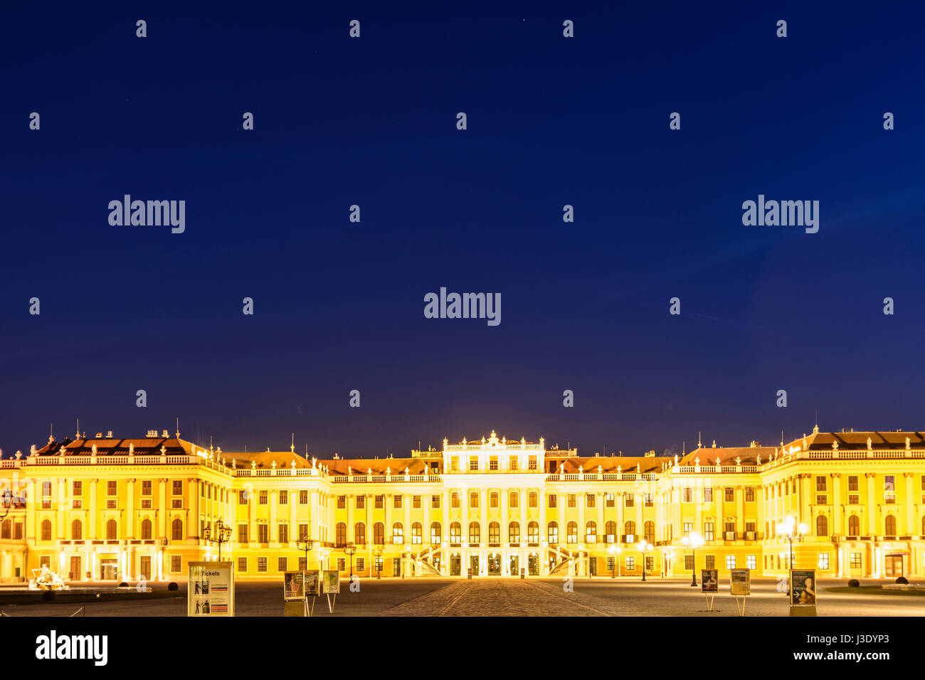 Schloss Schönbrunn Palace Schloss von außen Haupteingang, Wien, Wien, 13. Hietzing, Wien, Österreich Stockfoto