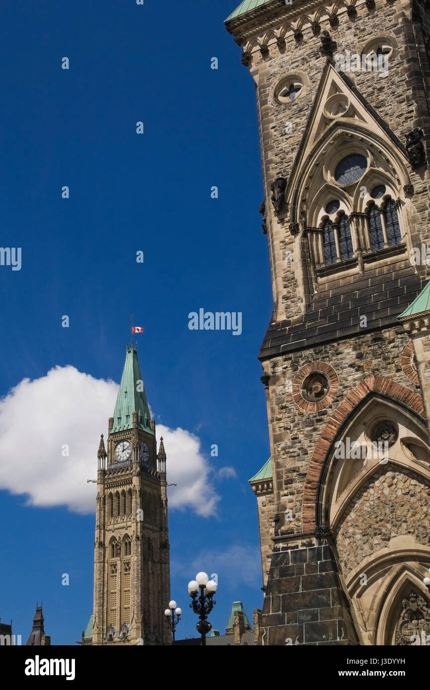 Peace Tower und East Block Gebäude auf kanadische Parlament Gründen im Sommer, Ottawa, Ontario, Kanada. Stockfoto
