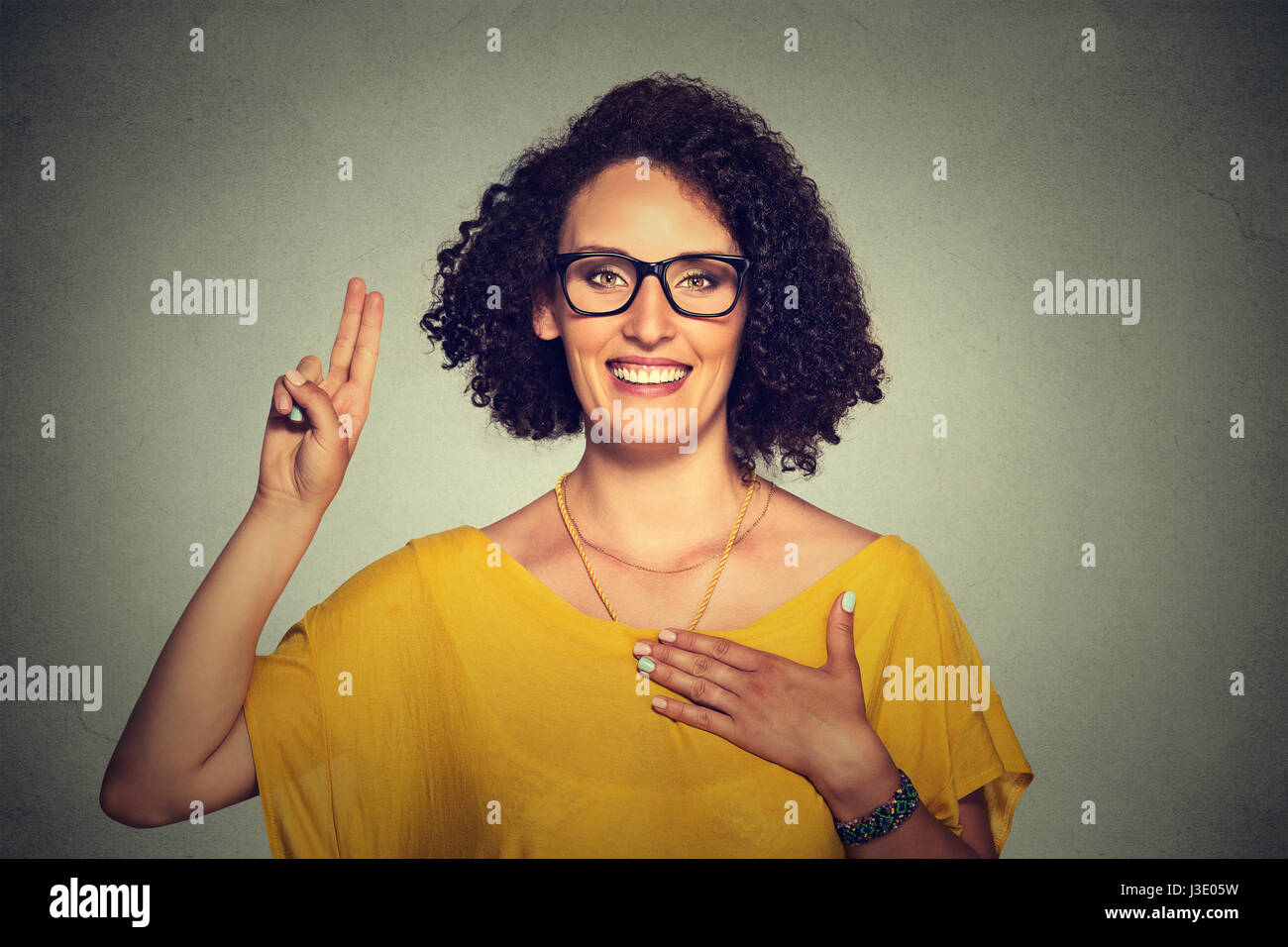 Junge Frau, die ein Versprechen Stockfoto