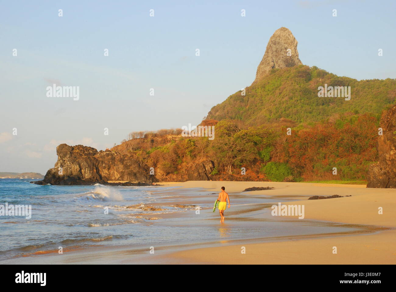 Praia Boldro Strand, Fernando De Noronha, Pernambuco, Brasilien. Typische Strand und Tocky Außenposten. Stockfoto