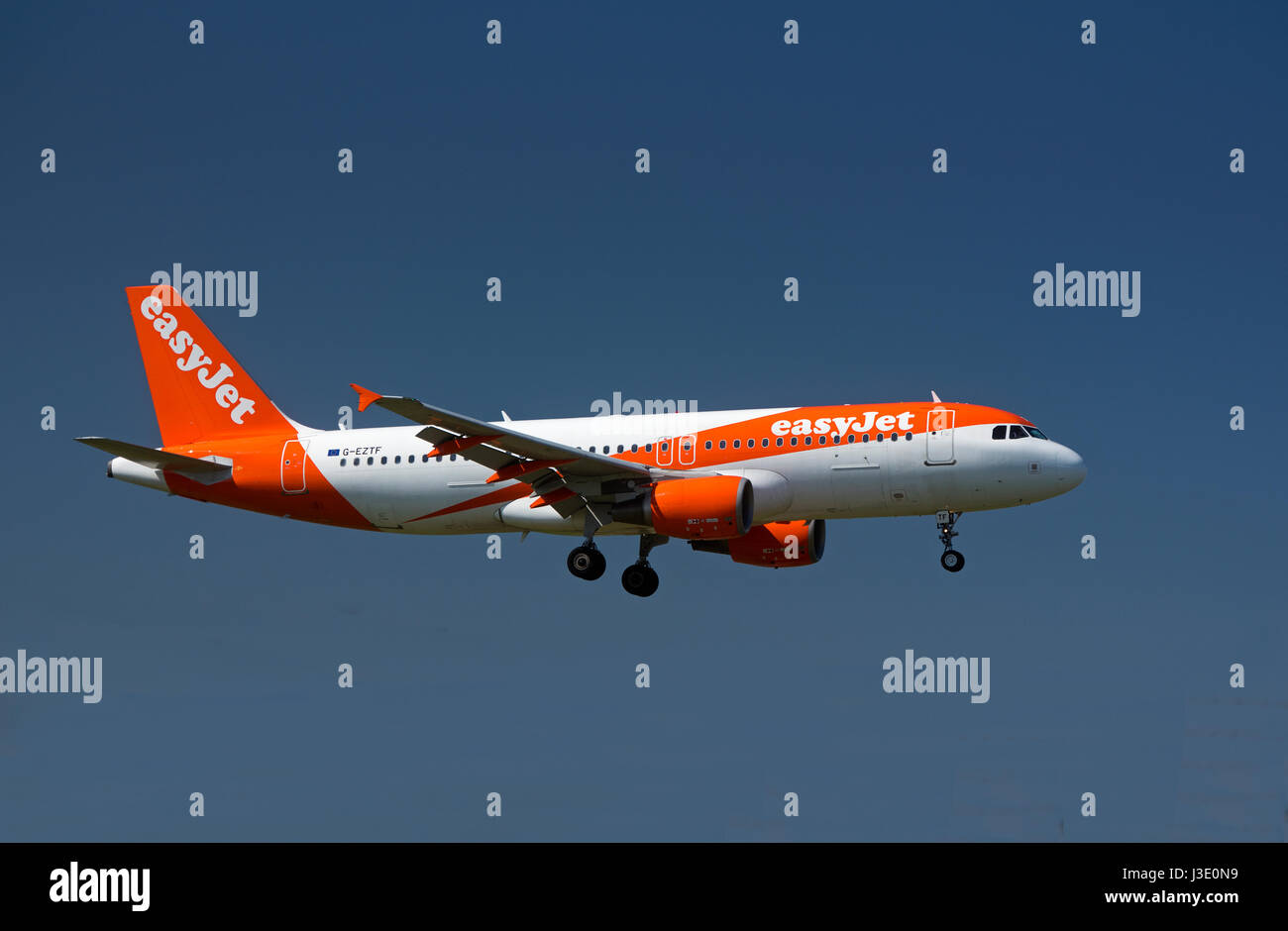 EasyJet kommerziellen Passagier Flugzeuge Airbus A 320-214 in seiner unverwechselbaren Unternehmen orange Lackierung Stockfoto