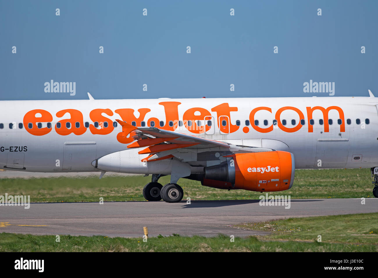 EasyJet kommerziellen Passagier Flugzeuge Airbus A 320-214 in seiner unverwechselbaren Unternehmen orange Lackierung Stockfoto