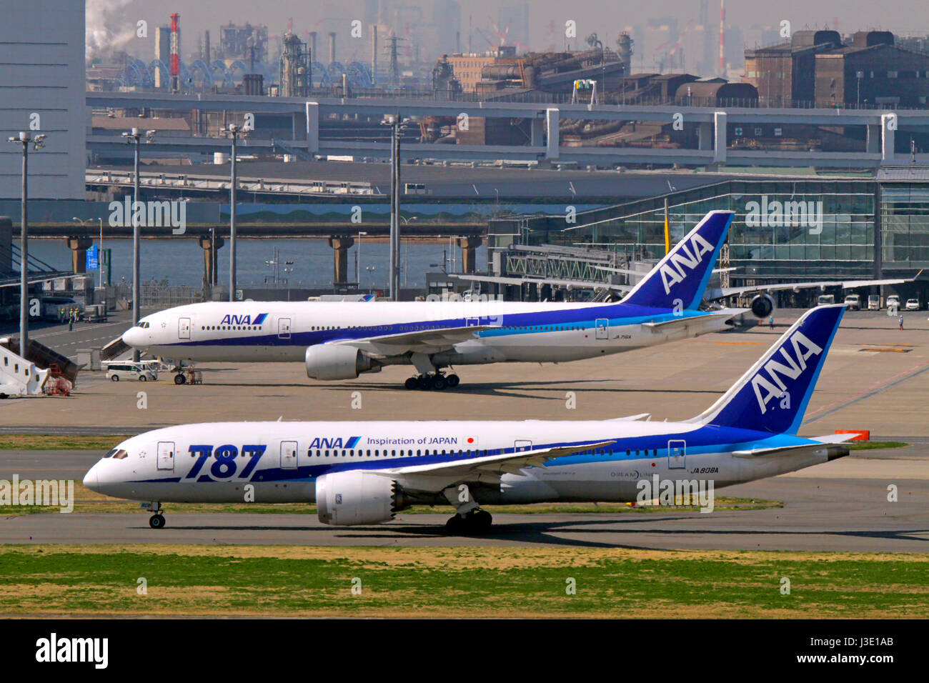 ANA Boeing 787 und 777 am Flughafen Tokio-Haneda Tokio Japan Stockfoto