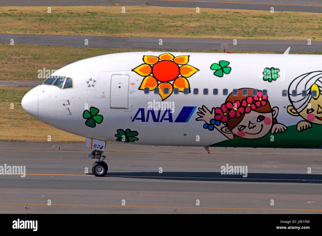ANA 60. Jahrestag gemalt Boeing 767 am Flughafen Tokio-Haneda Tokio Japan Stockfoto