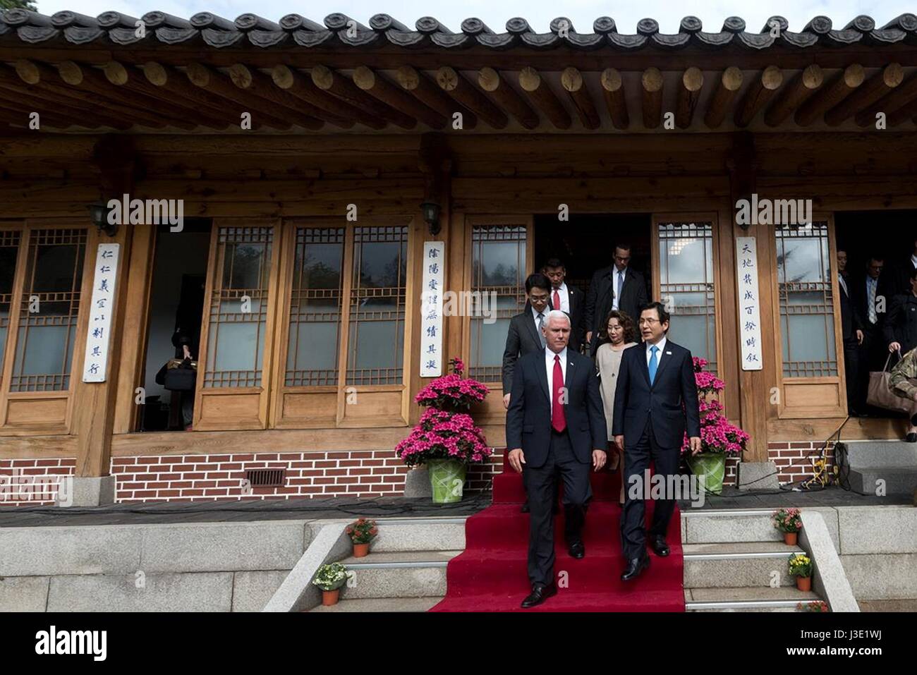 US-Vizepräsident Mike Pence, fährt links, das blaue Haus Cheongwadae nach einer Arbeit Mittagessen mit koreanischen Staatspräsidenten Hwang Kyo-Ahn 17. April 2017 in Seoul, Südkorea. Stockfoto