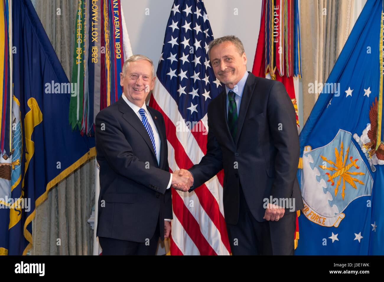 US-Verteidigungsminister Jim Mattis begrüßt Tschechische Verteidigungsminister Martin Stropnický vor ihrem bilateralen Treffen im Pentagon 2. Mai 2017 in Arlington, Virginia. Stockfoto