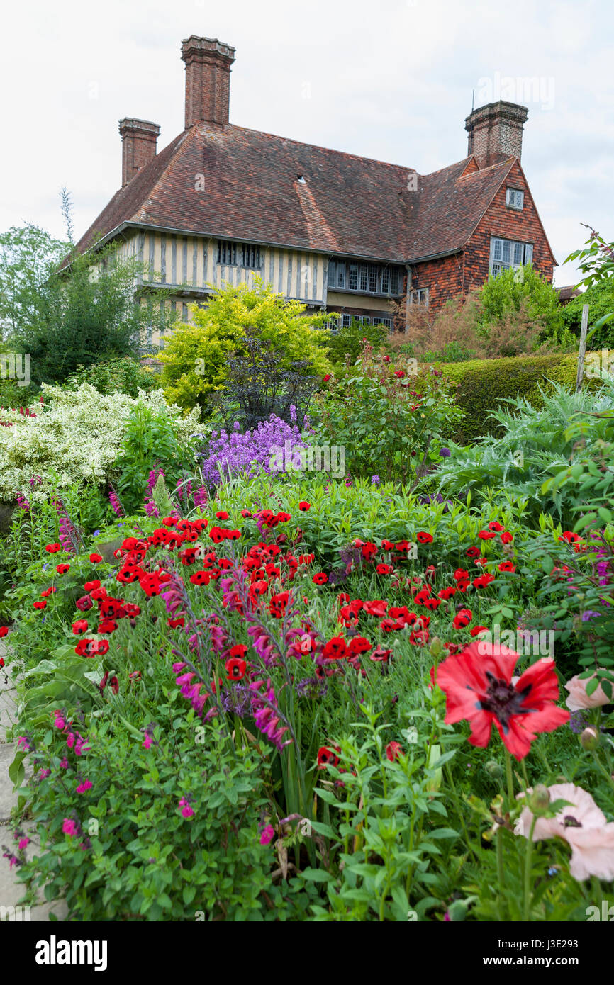 Christopher Lloyd's Great Dixter Manor Haus und Garten, Nothiam, East Sussex, England, UK: die lange Grenze entnommen Stockfoto