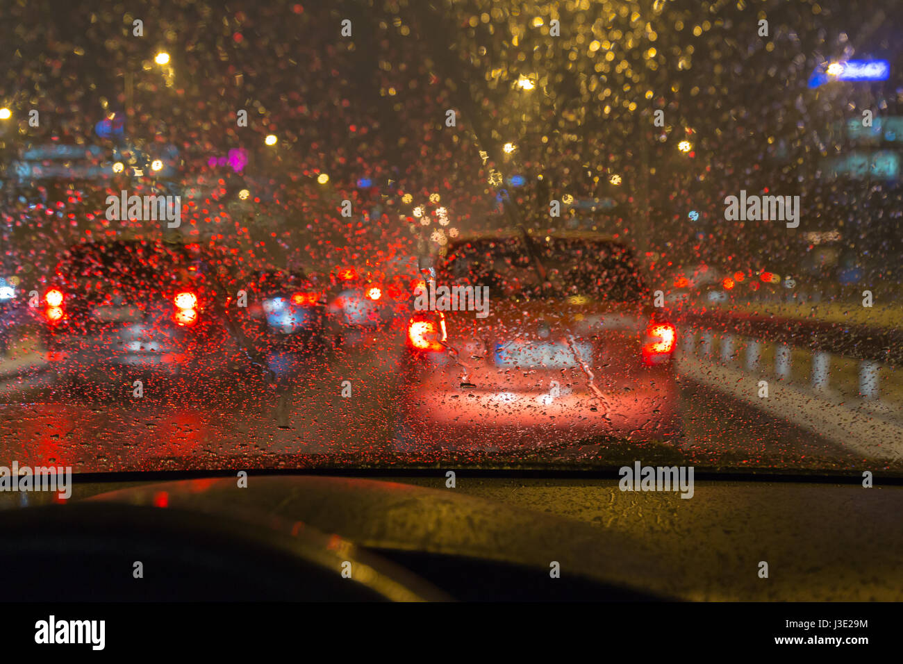 Autofahren bei schlechtem Wetter, im Stau Stockfoto