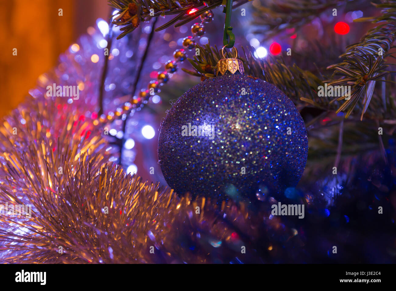 Blaue Kugel auf einem Weihnachtsbaum Stockfoto