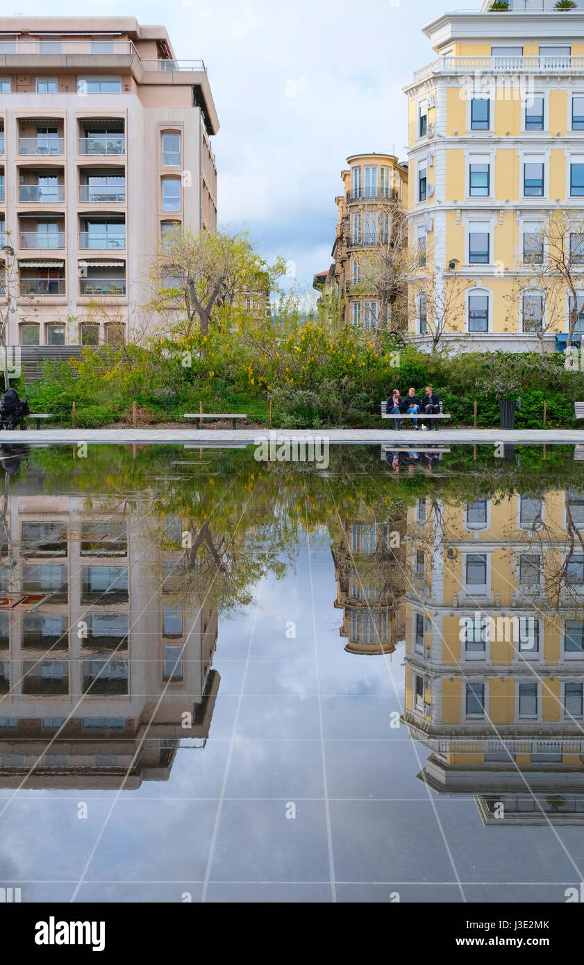 Nizza, Provence-Alpes-Côte d ' Azur, Frankreich.  Promenade du Paillon - Reflexionen von Gebäuden in der Spiegel-Brunnen Stockfoto