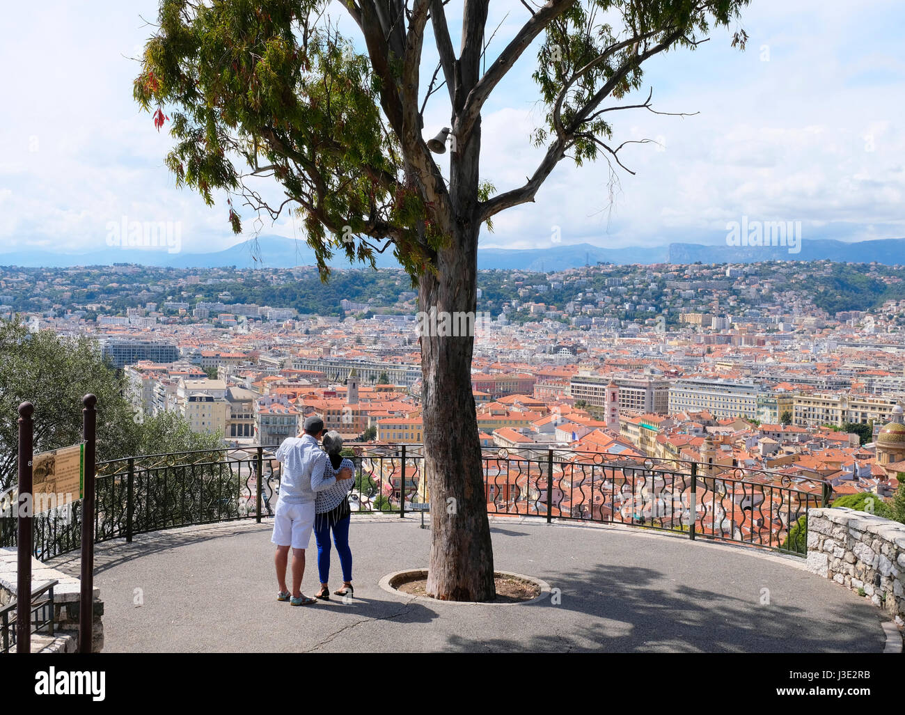 Nizza, Provence-Alpes-Côte d ' Azur, Frankreich. Paar fotografieren Nizza von der Spitze des Burgbergs Stockfoto