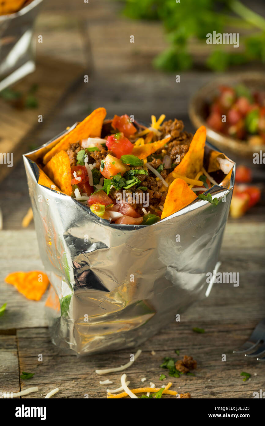 Hausgemachte Rindfleisch zu Fuß Taco in einer Tasche mit Chips Stockfoto