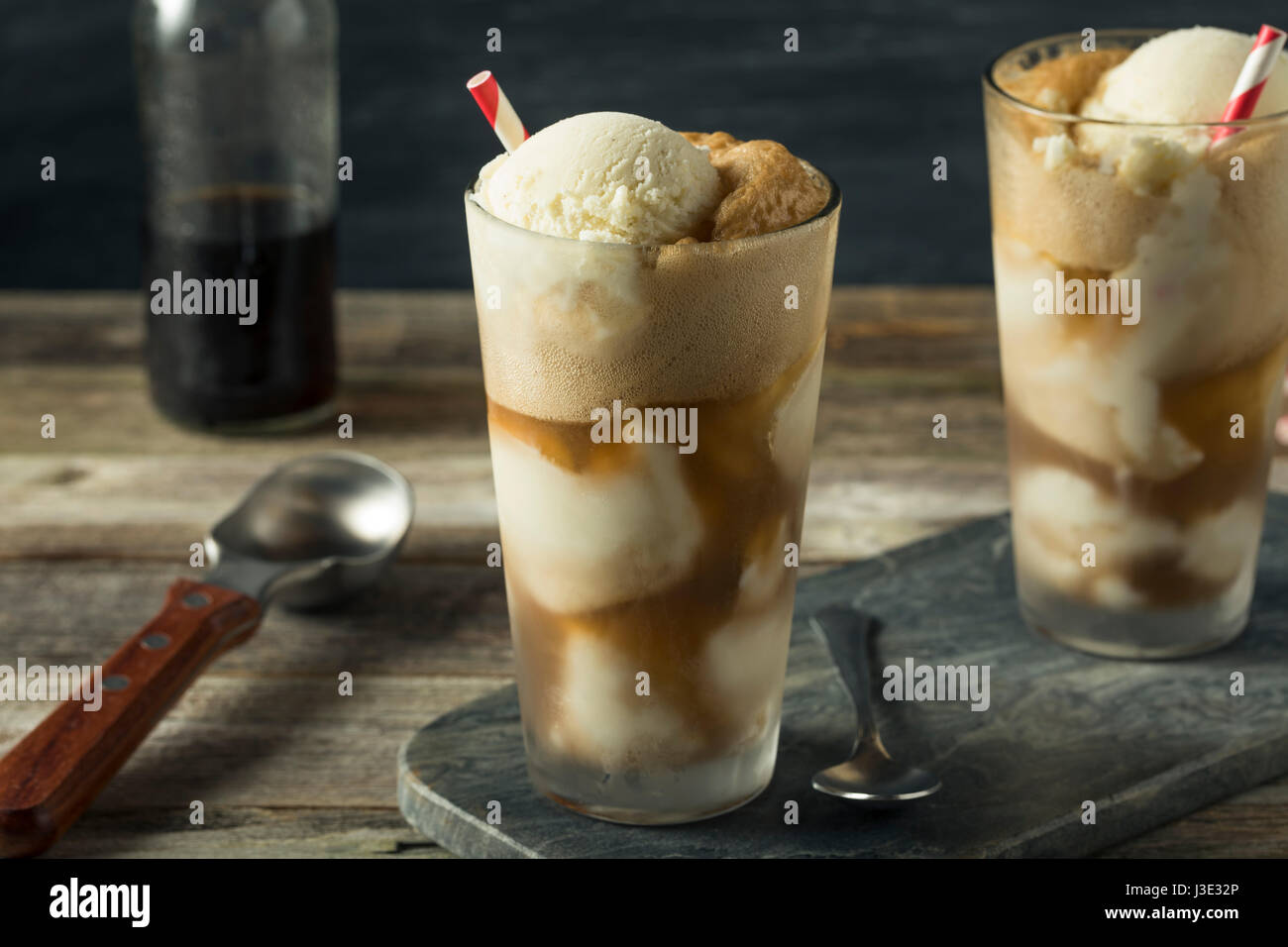 Hausgemachte Limo schwarze Kuh Eis Schwimmer mit einem Strohhalm Stockfoto